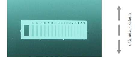 Widoczny przymiar metrowy wskazuje położenie środka fantomu do oceny rozdzielczości w odległości 60 mm od krawędzi stolika mammografu od strony klatki piersiowej. Rycina 23. Obraz fantomu z ryc. 22.