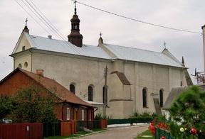 barok. Zabytek ten posiada orientowany ołtarz główny wykonany z piaskowca, z herbami Zbaraskich i obrazem przedstawiającym św. Stanisława Biskupa z Piotrawinem.