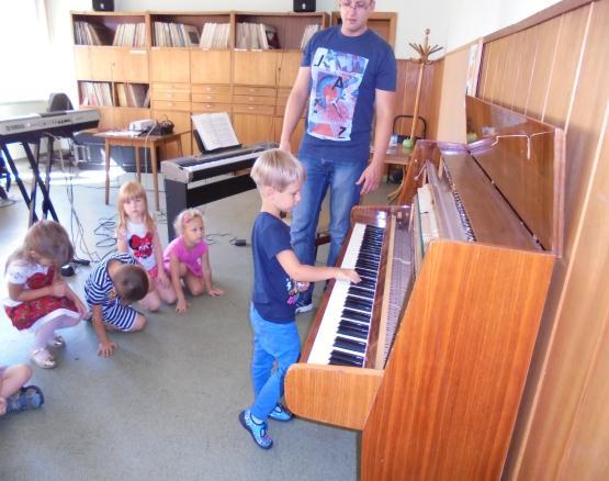 DZIECI ODWIEDZAŁY BIBLIOTEKĘ MUZYCZNĄ I POZNAWAŁY INSTRUMENTY PERKUSYJNE, KLAWISZOWE, STRUNOWE.