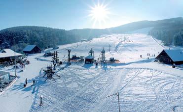 Atrakcją dla najmniejszym narciarzy jest dziecięcy miniwyciąg narciarski. Szczególnie lubianymi są jazda na nartach i snowboarding przy sztucznym oświetleniu.