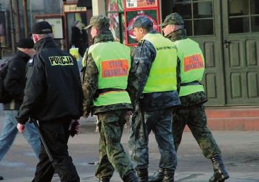 SYSTEM ZABEZPIECZENIA LOGISTYCZNEGO Zapewnić bezpieczeństwo ANTONI CIEJPA Funkcjonariusze Policji wraz z przedstawicielami Straży Granicznej zabezpieczają porządek w rejonie pobytu wojsk innych armii