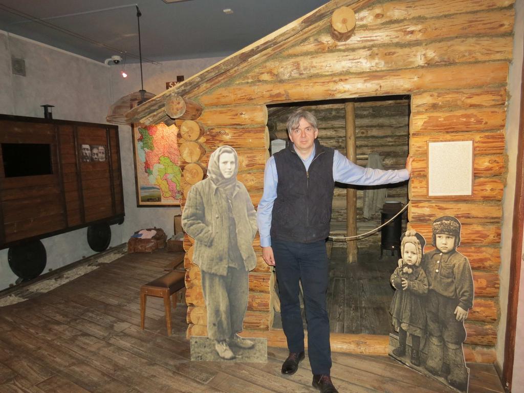 Pokazać hart ducha Rozmowa z Robertem Sadowskim 7 czasem aż przez Afrykę i wracały z nimi do kraju. Bardziej więc będziemy się skupiać na takiej mikrohistorii. Ale odzew jest, powiedziałbym, różny.