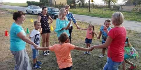 Strona 10 Piknik rodzinny w Linowcu Dnia 10 września tj.sobota odbył się piknik rodzinny, w którym udział wzięły dzieci i dorośli naszej wsi. Na imprezie mogliśmy gościć Pana Wójta wraz z córką Tosią.