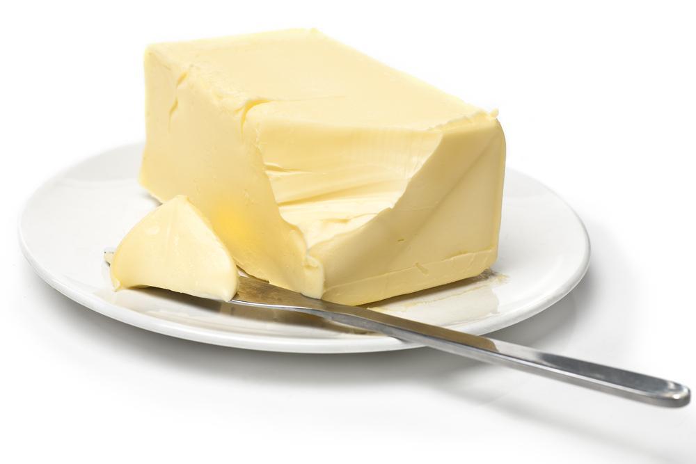 MASŁO Nazwa masło odnosi się do produktów niezawierających tłuszczów roślinnych o określonej (min. 82%) zawartości tłuszczu mlecznego i jest chroniona ustawą o bezpieczeństwie żywności i żywienia.