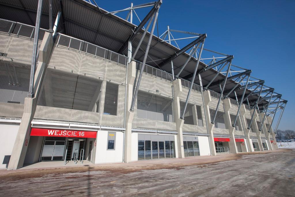 LOKALE HANDLOWO- USŁUGOWE Pomieszczenia z wejściami z zewnątrz stadionu, umożliwiającymi prowadzenie działalności niezależnie od imprez.