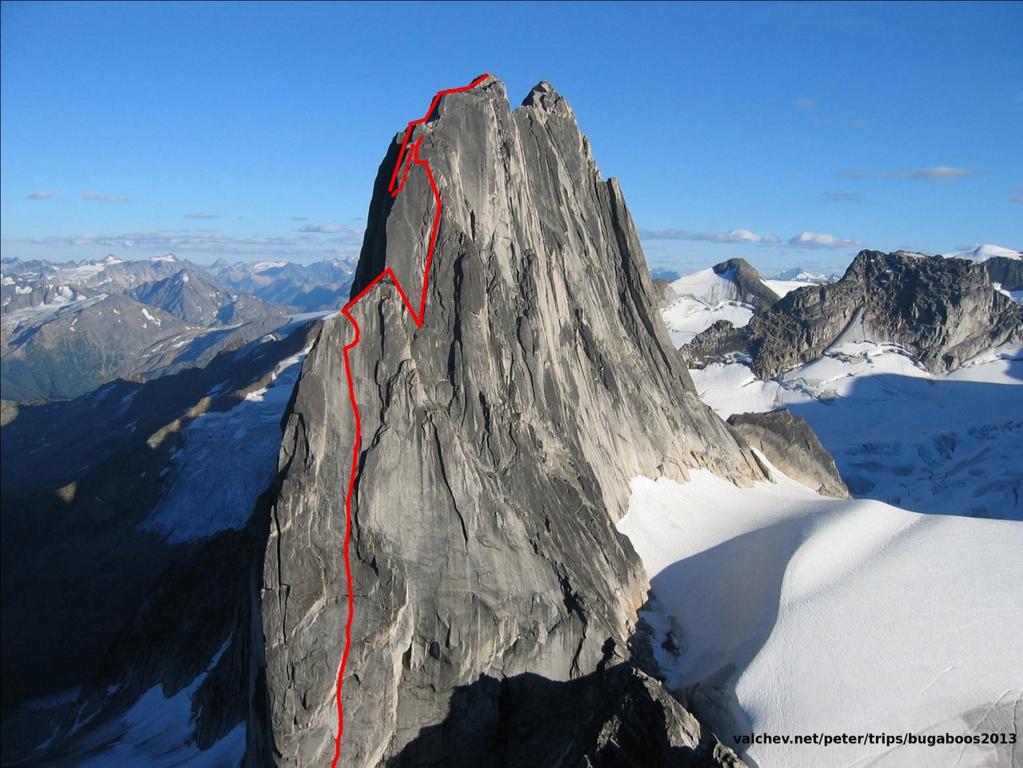 Północna ściana Snowpatch Spire z wrysowaną linią Sunshine Crack.