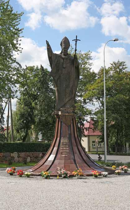 1. pomnik z brązu Papieża Jana Pawła II na skwerku przy ul. Milenijnej obok Kościoła pw. Trójcy Przenajświętszej. 2.