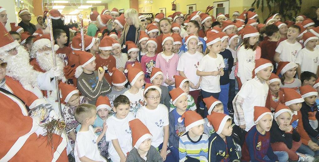 Awansował więc wielu wolontariuszy na swoich zastępców. Pozwolił im nosić czerwone kożuchy i czapki, a przede wszystkim duże worki z prezentami.