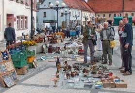 2230 jarmarczne, jarmarkowe (dawno) vásárfia, vásárpénz jarmarczyć, jarmarkować vásároskodni, (vásáron) kereskedni, vásáron résztvenni; kupeckedni; (átv.