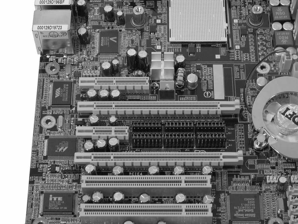 Magistrala PCI Express duŝa szybkość transferu architektura szeregowa połączenia typu pointtopoint moŝliwość wymiany kart podczas pracy (hot plug/swap)