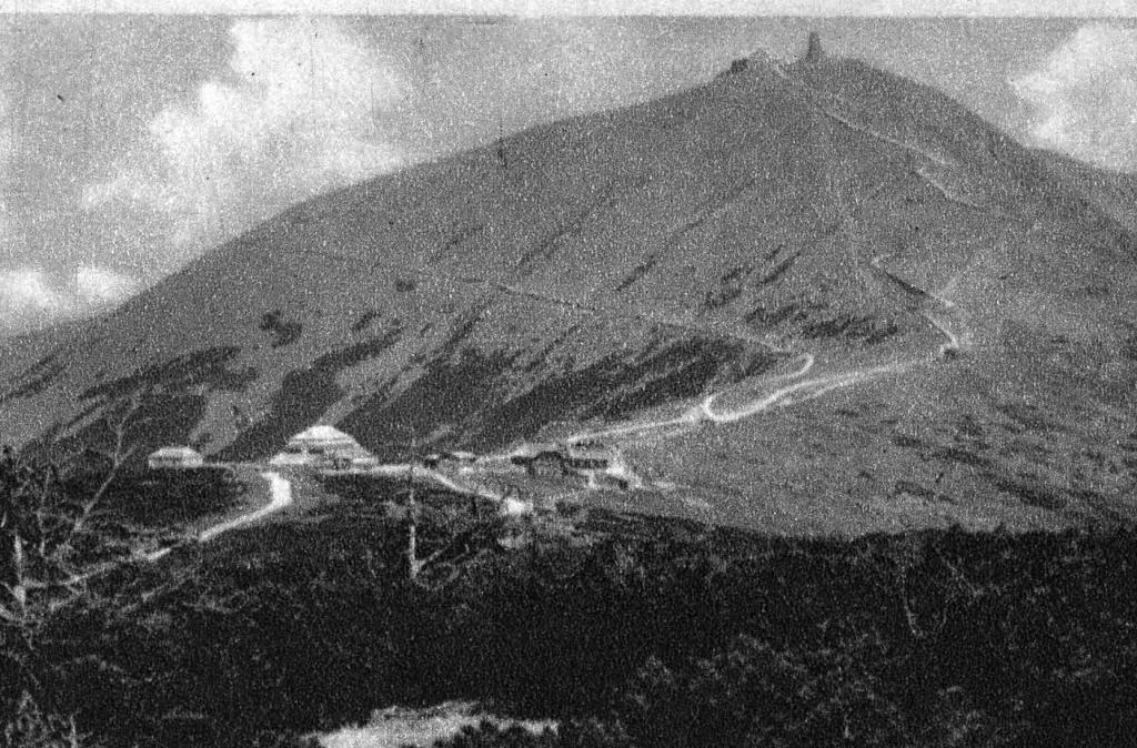 Schronisko Wierchy na grzbiecie Karkonoszy Równia, 1948 r. opuszczony przez placówkę WOP naraz z powrotem zaczął przyjmować turystów 12.