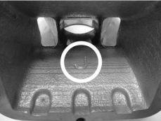 5.10 Górna krawędź kanału wydechowego może wykazywać ślady obróbki wykańczającej odlewu (górne zdjęcie) lub ślady obróbki maszynowej CNC (środkowe zdjęcie) lub ślady po obróbce maszynowej CNC w