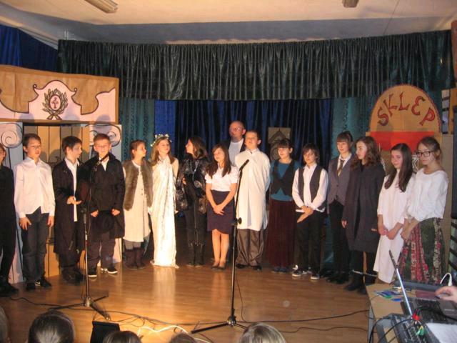 Piękne przedstawienie będące widowiskiem teatralnym na motywach,,opowieści wigilijnej Karola Dickensa zaprezentowali 21 grudnia uczniowie naszej szkoły.