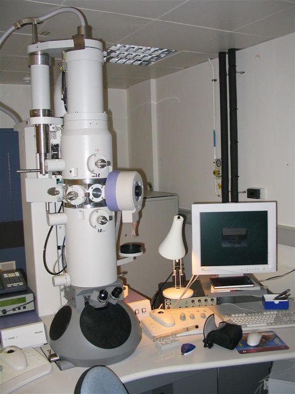 Transmisyjny Mikroskop Elektronowy Rozdzielczość mikroskopów optycznych ograniczona jest przez długość fali światła widzialnego (400 700 nm).