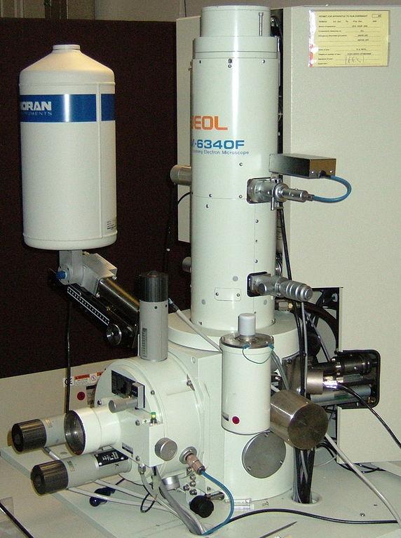 Skaningowy Mikroskop Elektronowy Mikroskop transmisyjny pozwala badać jedynie cienkie warstwy substancji W przypadku innych próbek możemy mierzyć rozproszone elektrony.