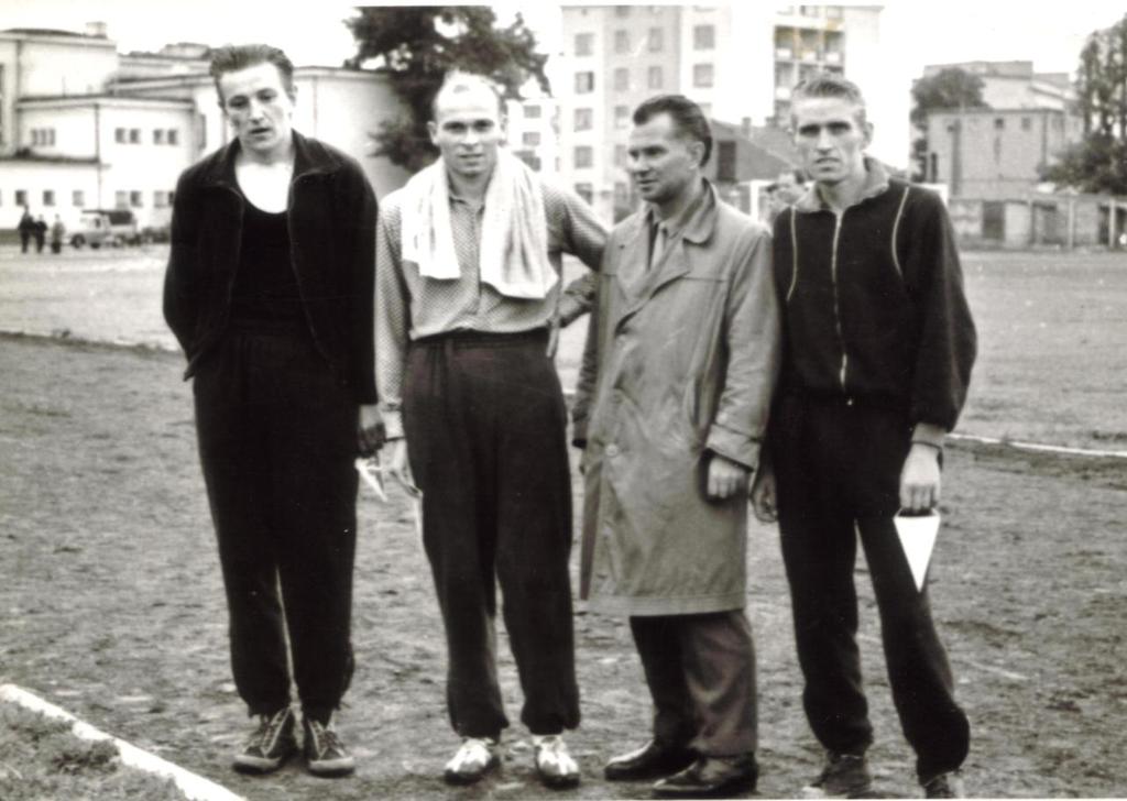 Wśród tych osób pozujących w I połowie lat 60. do zdjęcia na stadionie Jagiellonii przy ul.