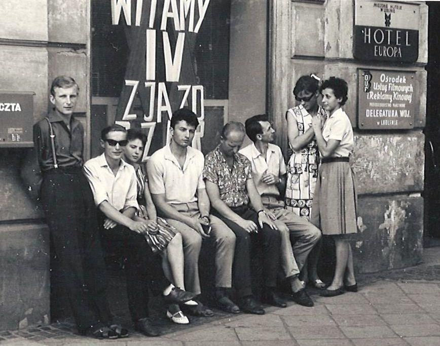 Przed hotelem w Lublinie podczas rozgrywanego w tym mieście w 1964 roku trójmeczu: Lublin Białystok Kielce.