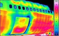 Termografia jest metodą porównawczą,dlatego dla właściwej oceny wady i jej lokalizacji niezbędne jest