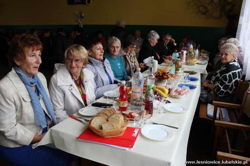 W trakcie uroczystości członkowie koła podziękowali ustępującej z funkcji Przewodniczącej Koła Gminnego Nr 7 w Leśniowicach Pani Krystynie Surmacz za wieloletnią pracę, wręczając jej kwiaty.