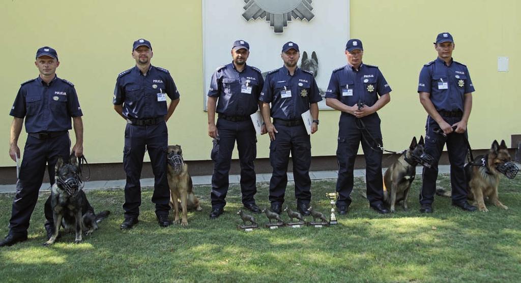 Zwycięzcy Kynologicznych Mistrzostw Policji w 2016 r. II miejsce drużyna z KWP w Białymstoku (od lewej: st. asp Krystian Chim, st. asp. Marek Mancewicz, asp. szt.