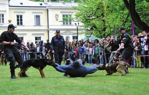 ymi służbami, m.in. ze Służbą Więzienną, kadra Zakładu dostosowuje się do najnowszych wyzwań związanych z produkcją substancji zabronionych i obrotem nimi. 8. Współpraca międzynarodowa Fot.