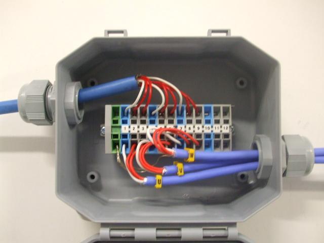 2) PODŁACZEIE SOD Pt100 Dla prawidłowego podłączenia czujników Pt100 pomiędzy puszką kablową i zespołem monitorującym temperaturę, należy ściśle przestrzegać następujących zasad: 1.