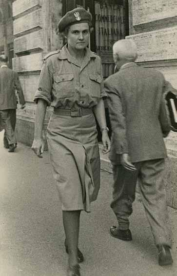 ``Karolina Lanckorońska w mundurze Polskich Sił Zbrojnych. Zwolniona z obozu w 1945 r. dzięki interwencji Carla Burckharda, prezesa PCK.