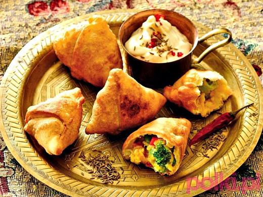 A oto przykładowe dania kuchni indyjskiej: Masala Dosa danie typowe dla południowych Indii, podawane najczęściej do śniadania. Bazę stanowią cieniutkie naleśniki "dosa" wypełnione różnymi dodatkami.