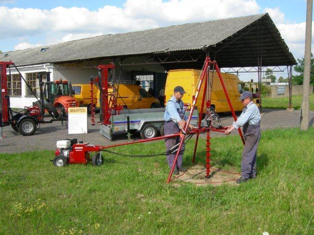 Wyposażenie dodatkowe do VDM-RH12-11HP (opcja dodatkowa) Jako wyposażenie dodatkowe oferujemy statyw z kółkiem zwrotnym i wyciągarką linową (nr katalogowy tego pakietu to SWL-11), który ułatwia