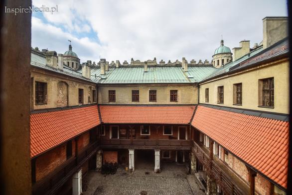 Uczestnicy mieszkają w głównej bryle zamku w pokojach 2-6 osobowych. Pokoje wyposażone są w łóżka (w tym łóżka turystyczne tzw.