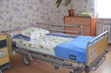 Najlepsze jest łóżko typu szpitalnego, które ma 200 cm długości, 90 cm szerokości i 65 cm wysokości.