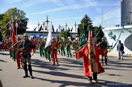 Dźwięki tureckich bębnów i rogów zabrzmiały w Gdyni Turcja kojarzy się Polakom głównie z wakacjami, różnorodną kulturą i aromatyczną kuchnią.