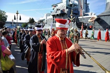 W ich wielowiekowej historii narodziło się sporo interesujących tradycji militarnoartystycznych, które dziś, w XXI wieku, przeżywają prawdziwe odrodzenie. W środę 4 września 2013 r.