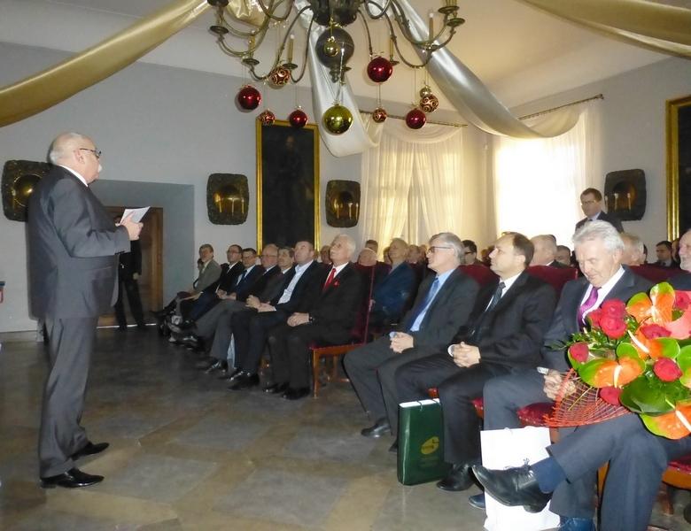 Uczestniczyło w niej 85 osób. Jubileuszowe spotkanie otworzył i serdecznie przywitał przybyłych uczestników prezes Oddziału Tarnobrzeskiego Jerzy Mąsior.