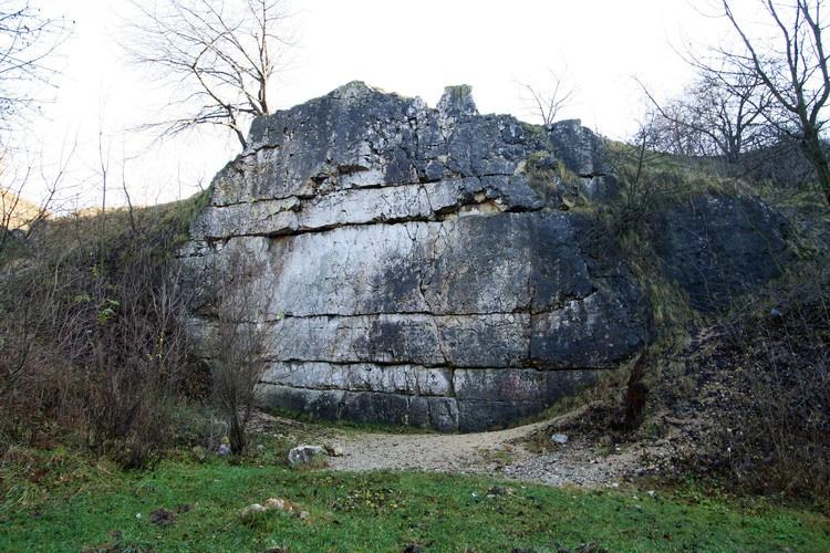 Obowiązujący obecnie miejscowy plan zagospodarowania przestrzennego dopuszcza na tym terenie ścianki wspinaczkowe urządzone na bazie warunków naturalnych jako część elementów niezbędnych do