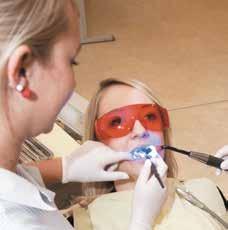Technik dentystyczny zajmuje się protetyką stomatologiczną i ortodoncją.