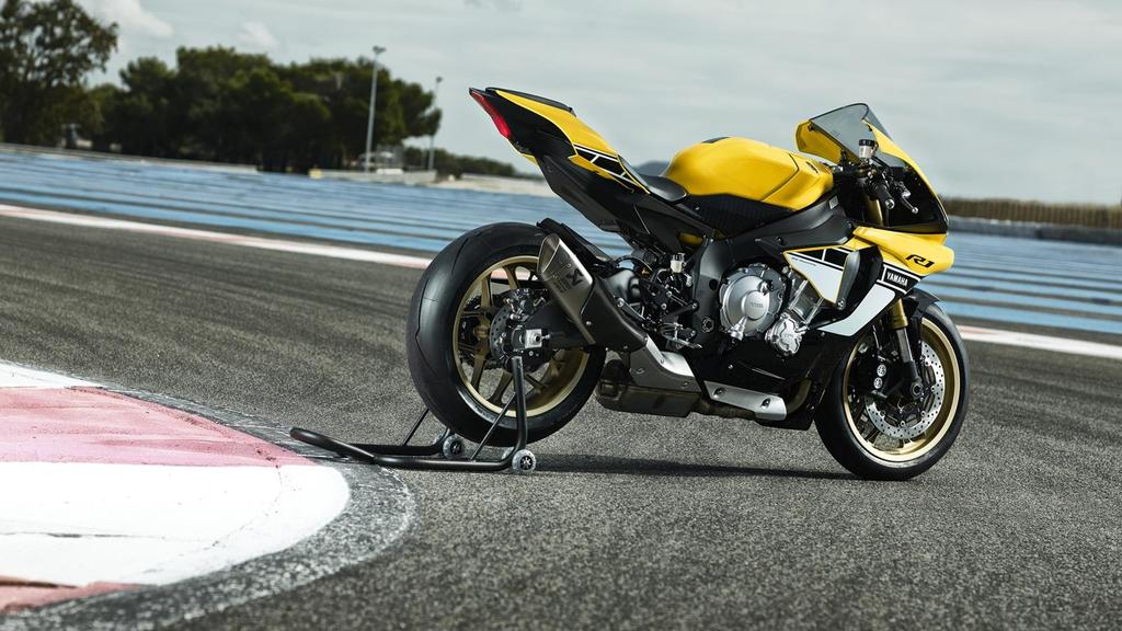 Era pełnej kontroli 4-cylindrowy, rzędowy silnik z 4 zaworami na cylinder o pojemności 998 cm3 rozwija moc 200 KM. To najmocniejsza jednostka napędowa firmy Yamaha dopuszczona do produkcji seryjnej.