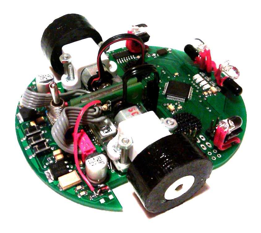 Rysunek 8: Robot klasy Micromouse [10] Wprawdzie pomiar ten jest obarczony szybkozmiennymi zakłóceniami powodowanymi przez układy napedowe, ale nadaje sie do wykorzystania w celu kompensowania dryfu