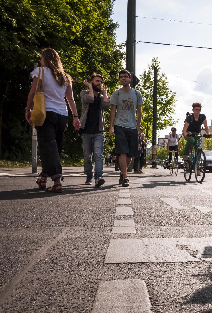 dozwolona. Przestrzegaj pierwszeństwa wskazywanego przez znaki drogowe na skrzyżowaniach.