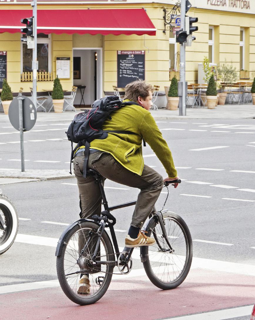 Zamontuj na rowerze przednie i tylne światła i upewnij się, że działają, zanim