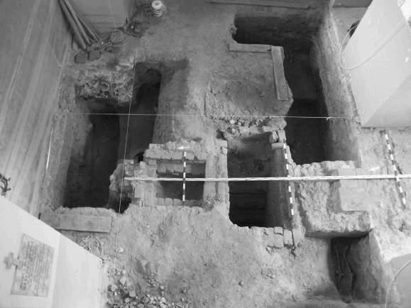 Odkrycia archeologiczne w kryptach i na cmentarzu pobrygidkowskiego Krypty A i B postawione na zachodnim murze najstarszej świątyni (fot. R.