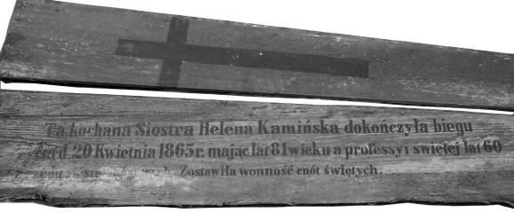 W dwóch pomieszczeniach podziemnych pod kaplicą Św. Judy-Tadeusza natrafiliśmy na układ trumien, jaki świadczy o sukcesywnym dokładaniu kolejnych pochówków.