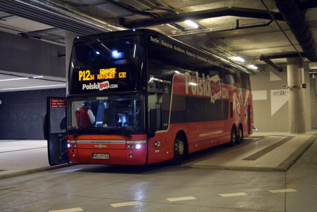 Polski Bus Dworzec Autobusowy ożywa tylko w momentach kiedy przyjeżdża i odjeżdża Polski Bus, wtedy