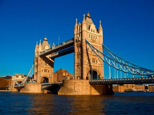 Tower Bridge Most Tower Bridge to jedna z najpopularniejszych atrakcji turystycznych Londynu. Znajduje się w pobliŝu Tower of London i stąd pochodzi jego nazwa.