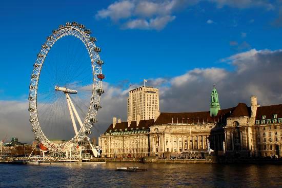 Jego szerokość wynosi 60 metrów, wysokość przy podniesionych przęsłach wynosi 40 metrów. Spośród 29 mostów na Tamizie, Tower Bridge jest jedynym ruchomym mostem. Przez Tower Bridge przejeŝdŝa 150 tys.