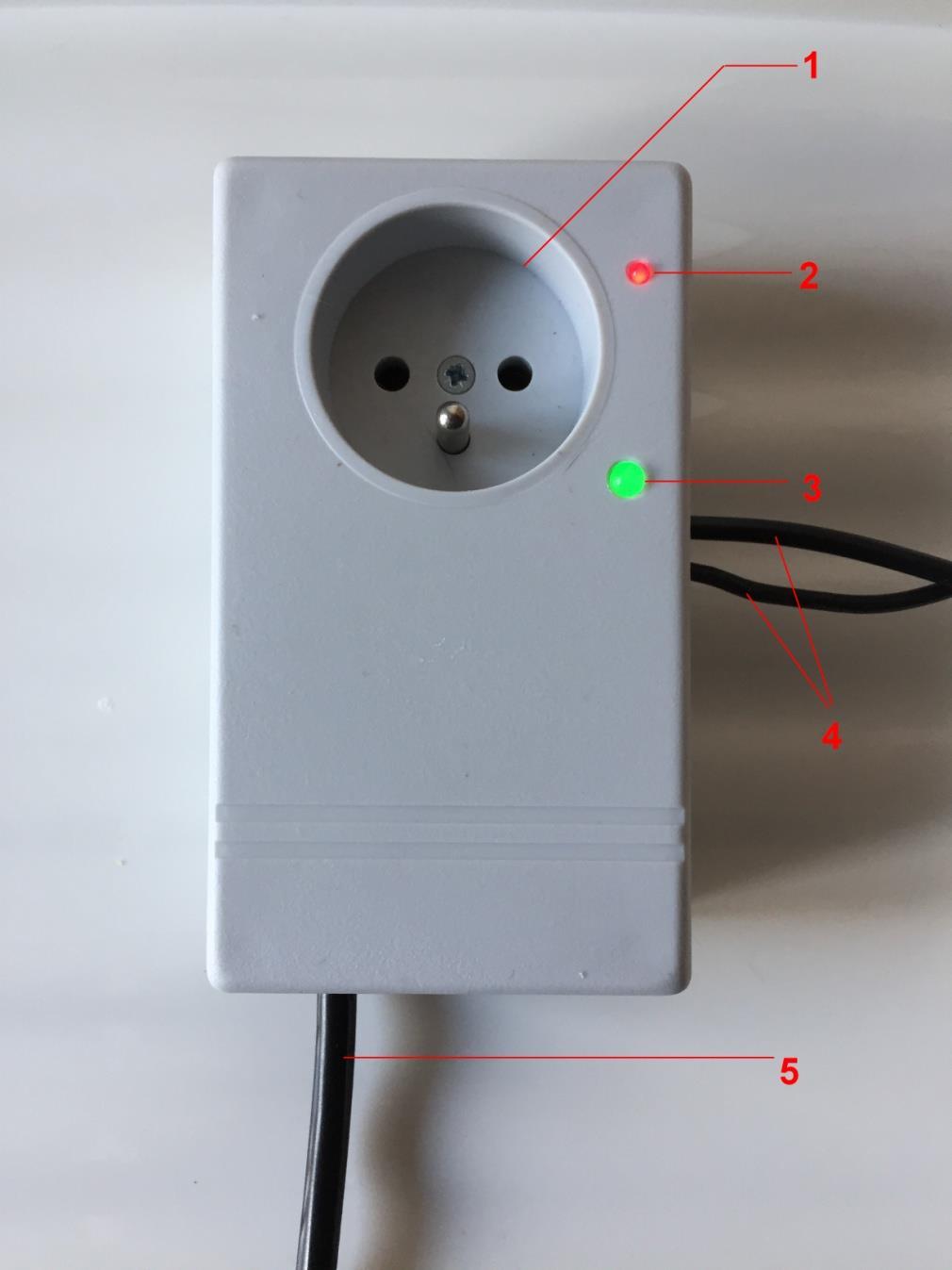 Budowa termometru Wygląd zmontowanego urządzenia przedstawia poniższy rysunek: Najważniejsze elementy to: 1 - Gniazdko 230V sterowane zdalnie 2 - Dioda LED czerwona - sygnalizuje stan gniazdka 230V.