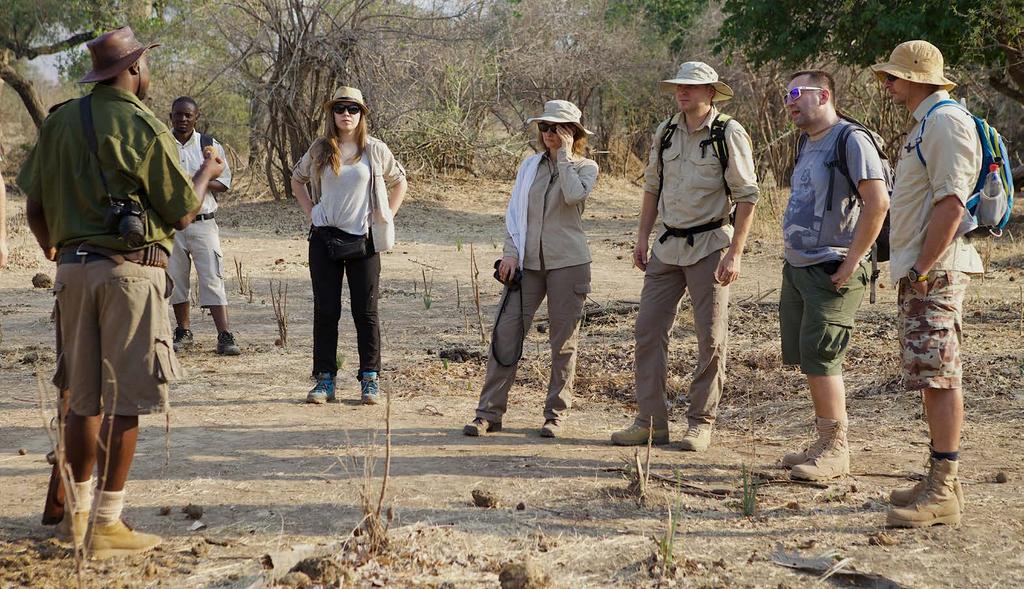 spacer po buszu DZIEŃ 13 WATERBERG KHAMA RHINO SANTCTUARY - WATERBERG Pobudka wcześnie rano i safari odkrytym samochodem terenowym przez rezerwat.