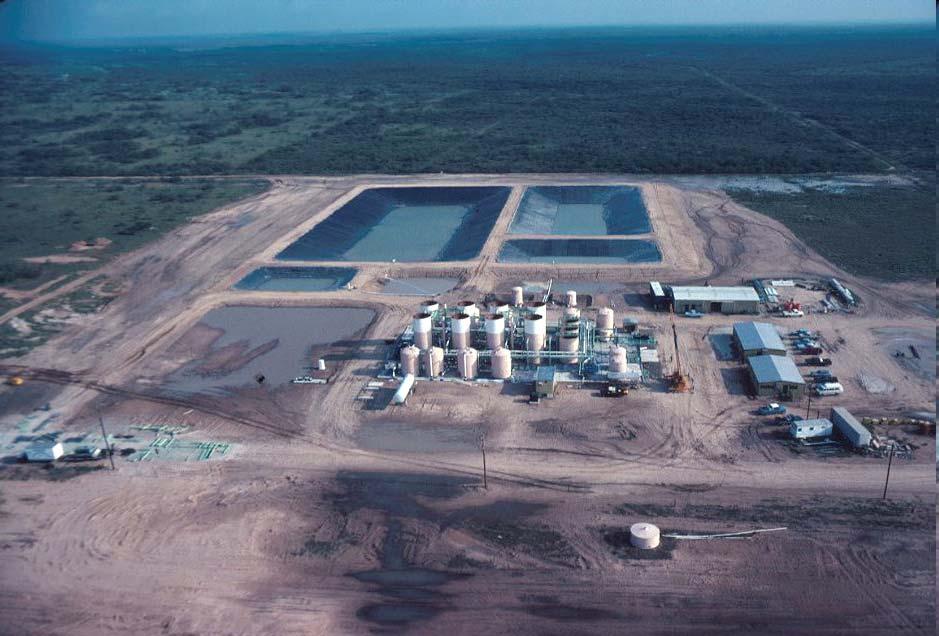 The water used to pull the Uranium out of the ground is also stored in evaporation ponds. Baseny są podścielone plastikiem i winylem, wypełnione są radioaktywnym osadem.