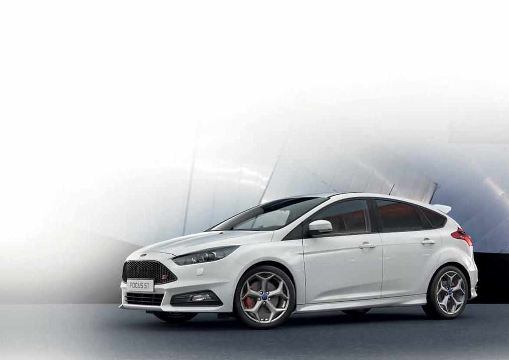 FORD FOCUS ST Wybrane wyposażenie standardowe ST Wyposażenie standardowe: 18 obręcze kół ze stopów lekkich, wzór 5-ramienny z wykończeniem Flash Grey, ogumienie 235/40 (D2UBA) Zawieszenie o sportowej