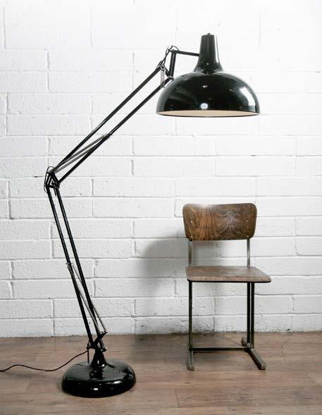 LAMPA BIG MAMMA Designerska, podłogowa lampa BIG MAMMA jest doskonałym dodatkiem do każdej przestrzeni, sprawdza się w przestrzeniach typu loft oraz w pomieszczeniach o dużej kubaturze, we wnętrzach